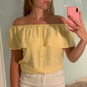 NAKD top - Supersöt och somrig top med volang  och knappar från NAKD🌸✨Helt oanvänd och lappen sitter fortfarande kvar.  Strl: S Pris: 200 kr Frakt ingår i priset