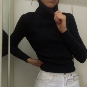 Stickad tröja  - Stickad turtleneck tröja från ”Jacqueline de Young” som jag aldrig använt. Storlek Xs men skulle också passa S