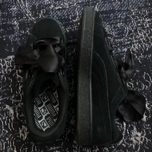 Svarta puma suede sneakers i väldigt bra skick! Använda ett fåtal gånger men i princip helt nya :) Köpare står för frakt. 