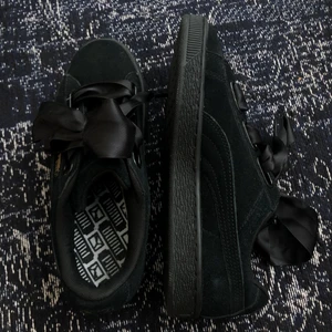 Puma suede sneakers - Svarta puma suede sneakers i väldigt bra skick! Använda ett fåtal gånger men i princip helt nya :) Köpare står för frakt. 