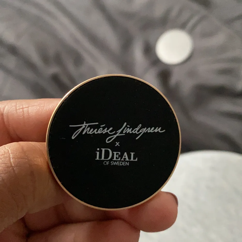 En mobilhållare från Therese Lindgrens kollektion med Ideal Of Sweden. Aldrig använt. Säljes för 60kr+15kr frakt🥰. Accessoarer.