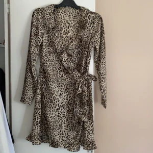 Leopard klänning  - Omlott klänning i topp skick 