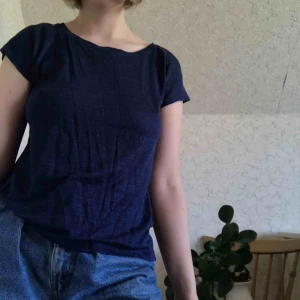  - En halvgenomskinlig mörkblå t-shirt av linne från Acne. Sparsamt använd🦋