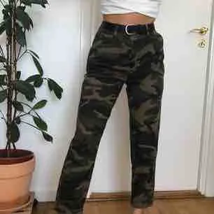Skitnajs Militärgröna chinos byxor från NA-KD, sparsamt använda. Checka gärna mi profil för andra snygga plagg 🦋. Jeans & Byxor.