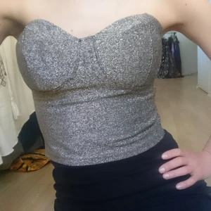  - Guldig bustier med dragkedja I ryggen. Lappar kvar! 