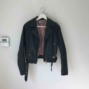  - Jofama By Kenza skinnjacka 3 i väldigt fint skick. Använd 3-5 gånger. Nypris 3495kr.  Köparen står för fraktkostnad enligt postens portotabell.