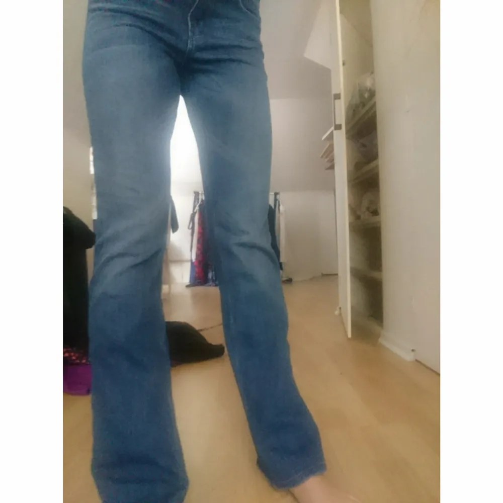 Enbart testade jeans, utsvängda nertill. . Jeans & Byxor.