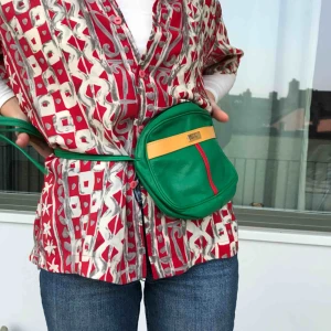  - Super cool väska som passar till mycket! Häftig💚 Är fler intresserade blir det budgivning. Frakt tillkommer. Annars möts vi på söder💙💙