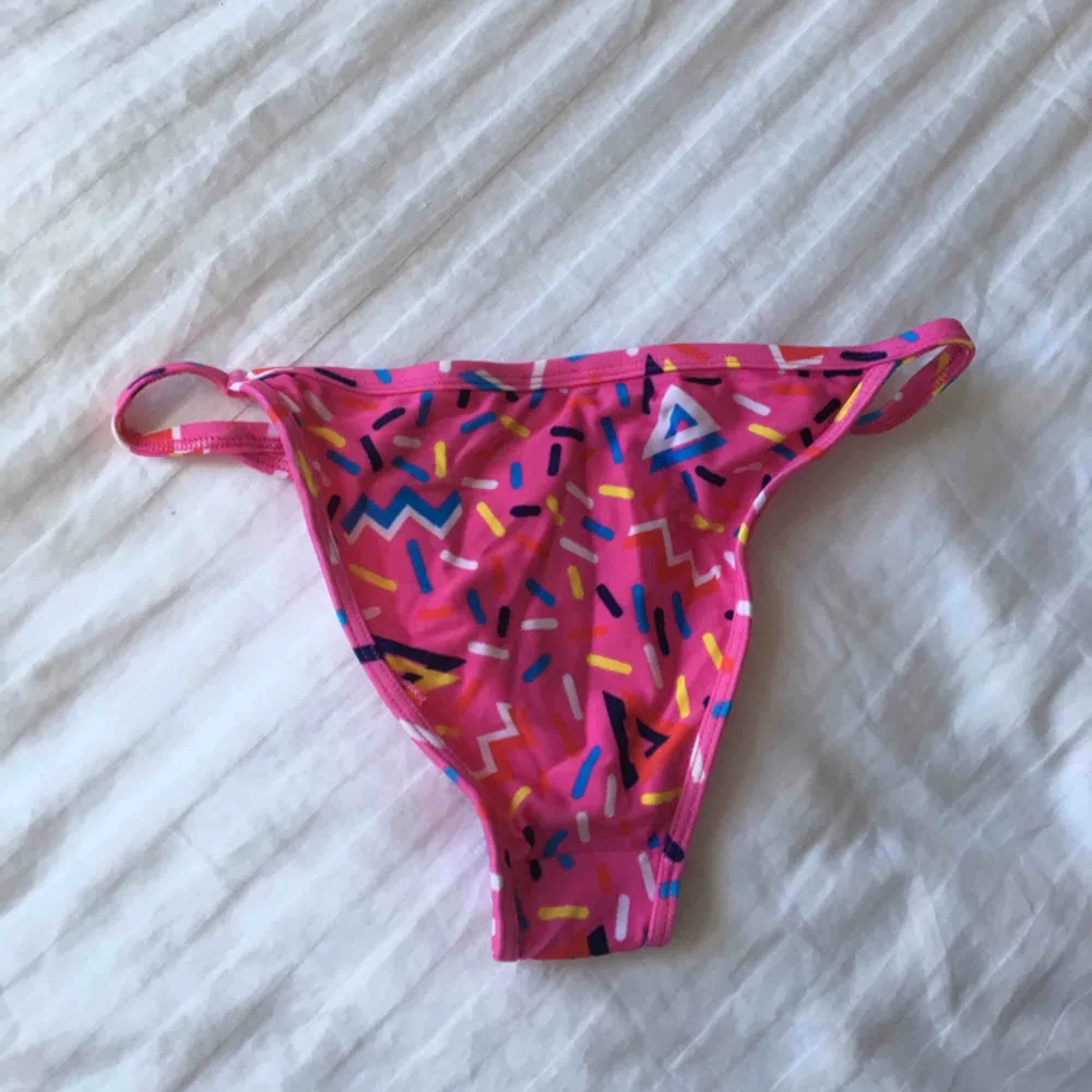 Säljer en helt ny och supersöt bikinitrosa från Asos. Tyvärr är storleken inte i 36, utan snarare XS. Se bild 3 för att se hur den sitter där bak. Passar perfekt till sommaren! Frakt: 20kr🌹. Accessoarer.