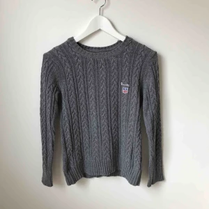  - Mörkgrå stickad tröja från Bondelid. Köparen står för fraktkostnad enligt postens portotabell.