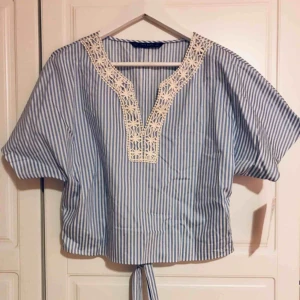  - Blus från zara, kortare modell med knytning i ryggen. Aldrig använd endast provad med prislappen kvar. 