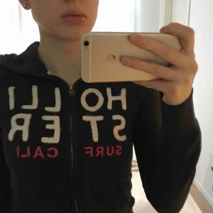  - Marinblå tjocktröja från Hollister