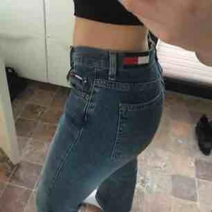  - Bootcut Tommy jeans. Ger en fin rumpa :) Passar förmodligen dig som har 25 eller 26 i jeans! 