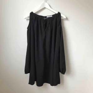  - Svart festklänning med öppna axlar köpt från Nelly.com. Använd en gång. Köparen står för fraktkostnad enligt postens portotabell.