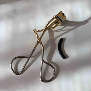  - En helt ny och oanvänd ögonfransböjare från H&M som kommer med en extra *gummisak!! Säljer pga att mina ögonfransar är för små för att böja xD Frakten står inte i priset!!! Den är guld-silvrig, den växlar på ett fint och neutralt sätt i mitten! ;))