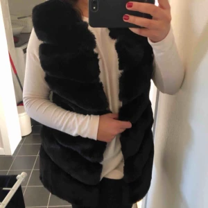  - Köpt för 800kr fuskpäls, använd endast 2 ggr, säljer pga jag fått en annan, säljer för 600kr, kan diskuteras vid snabbaffär!