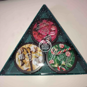  - Ett 3-pack body butter från The Body Shop. Den gröna har använts en gång! Frakten står inte i priset