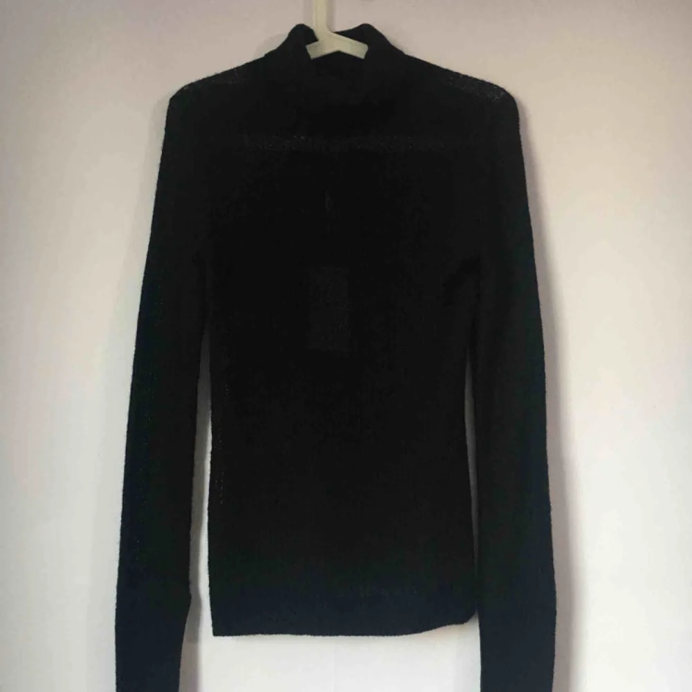 Genomskinlig stickad, svart turtleneck! Sitter super fint plus har fina detaljer på armarna! Ny 🔥🔥 Passar XS-S. Stickat.