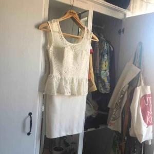  - Enkel vit, spetsklänning! Köpt från bikbok för längesen men har sedan en användning legat i garderoben. Passar perfekt till sommaren.