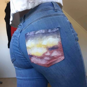  - Jätte söta vår jeans!!💓💓 tryck med en himmel och en blomma på fickorna, storlek 38 men funkar på mig som ligger på 37 vanligtvis och frakt ingår i priset💓(pris kan såklart diskuteras)