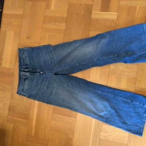  - Världens finaste utsvängda jeans som är för små för mig. Frakt tillkommer 