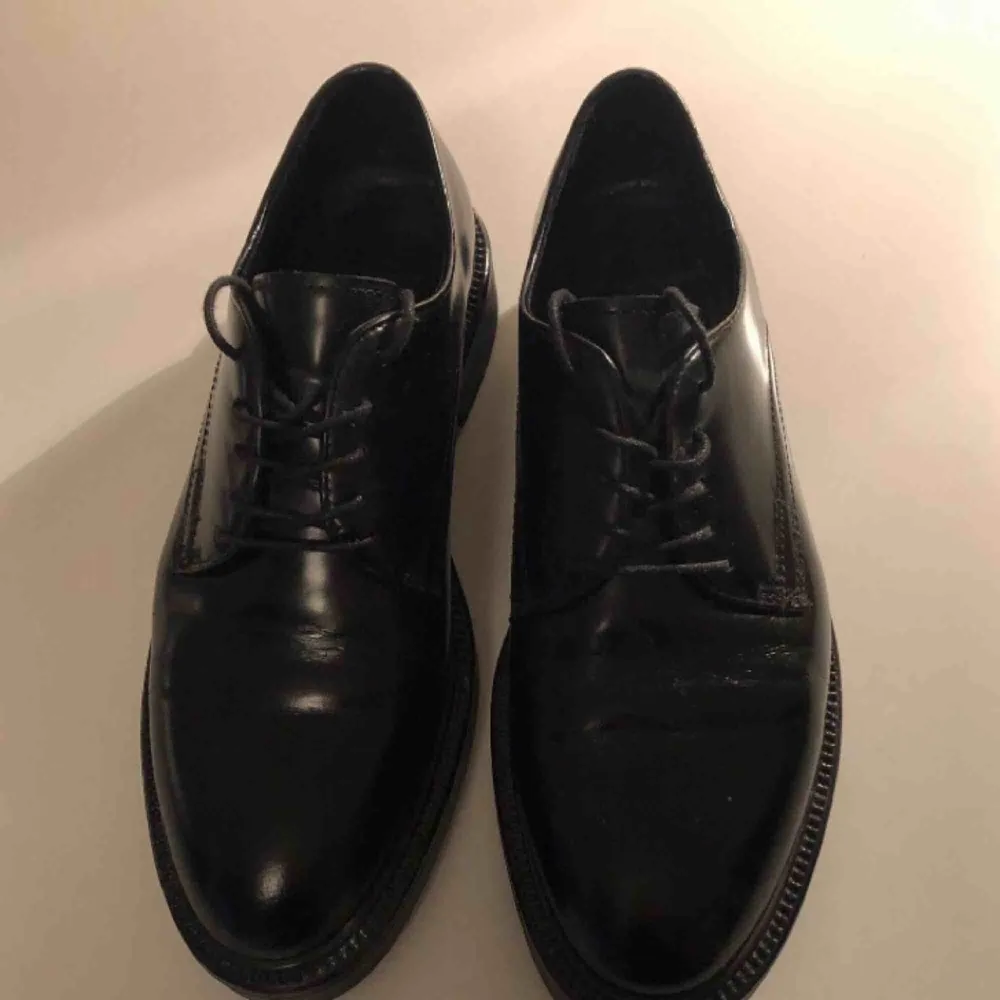 Svarta skor med gummisula från Vagabond. I fint skic!. Skor.