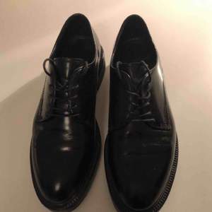 Svarta skor med gummisula från Vagabond. I fint skic!