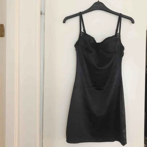  - klänning från motel rocks, stretchigt satintyg med spetsdetaljer. helt oanvänd, prislappen kvar!