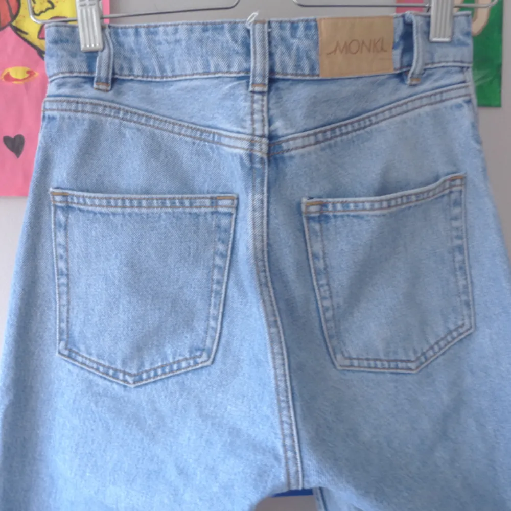 Jättefina ljusblå jeans från Monki i modellen kimono x-long, midjemått:68cm innerbensmått:81cm,frakt tillkommer :). Jeans & Byxor.