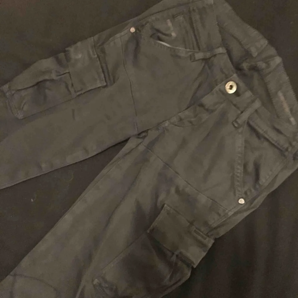 Mörkgråa jeans från g-star. Byxorna har fickor på sidorna och är i storlek 24!  Kontakt: 0732500530(nås på sms) Teamarkholm@gmail.com  Köparen står för frakten!. Jeans & Byxor.