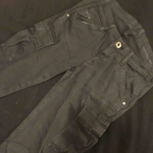  - Mörkgråa jeans från g-star. Byxorna har fickor på sidorna och är i storlek 24!  Kontakt: 0732500530(nås på sms) Teamarkholm@gmail.com  Köparen står för frakten!