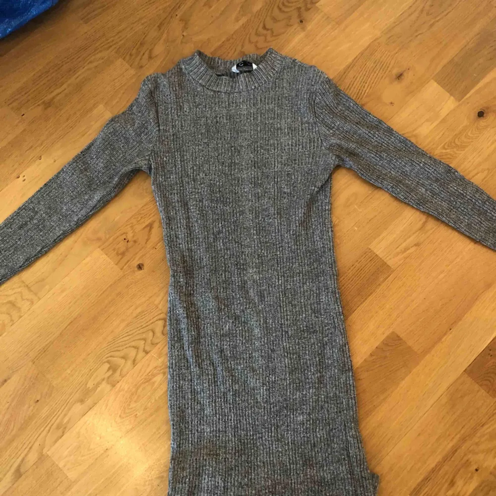 jättefin grå tajt klänning, från cubus nypris 250kr, sitter jättebra på, finns att hämta i norrköping annars står köparen för frakten. Klänningar.