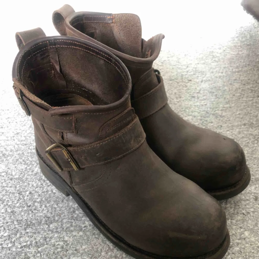 Låga Primeboots i bra skick. Köpta för 2999kr. Finns en liten reva på dom som ni kan se på bilden, absolut inget stort. Ej putsade på bild. Kan mötas upp i Göteborg/Kungsbacka. Kan även skickas men då står köparen för frakt. . Skor.