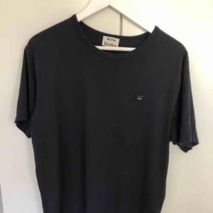 - Acne Studios T-shirt. Niagara face med ikoniska face-loggan. Fint skick! Storlek S men något oversized. Alla priser går att diskutera! Fraktar naturligtvis!