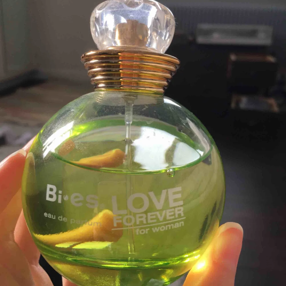 Två parfymer, en BodyShop vaniljblomma och en kopia av DKNY äpple. Den gröna luktar precis lika som orginalet och är helt full. Vaniljen är halvfull:)) köp  båda för 90kr inklusive frakt! Kan mötas upp i Falun:). Accessoarer.