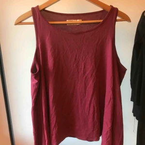 Tröja - Hollister - Super snygg tröja/blus i skön/luftig material från Hollister, bara använd några fåtal gånger. Frakt ingår