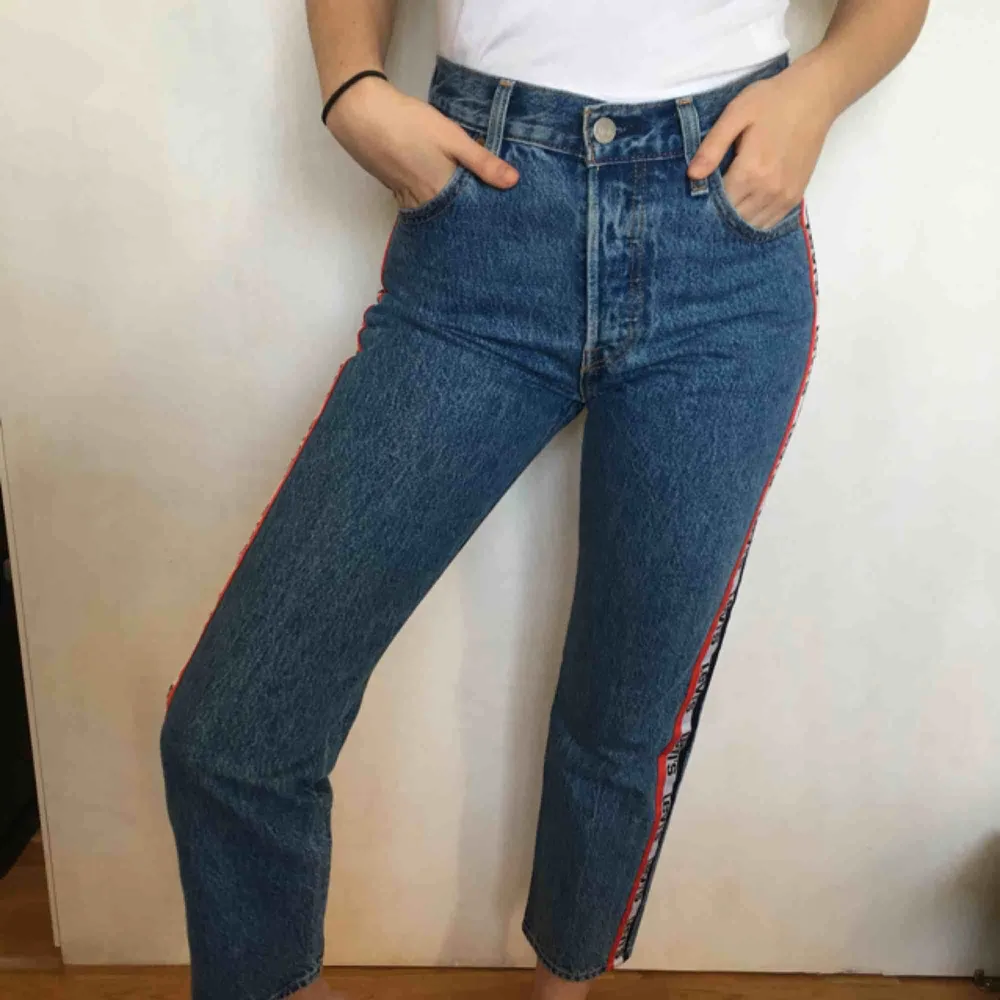 Snygga Levis jeans med högmidja! Använda 1 gång. Köparen står för frakten! ✨ . Jeans & Byxor.