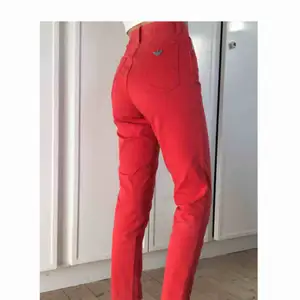 Supersnygga röda mom jeans från Armani Mycket bra skick, insydda i midjan, mer som färgen på bild 1🤩🤩💃🏻💅🏼