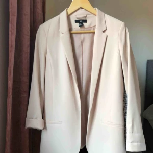  - Stilren puderrosa kavaj, längre modell, ingen knäppning. Använd 1 gång