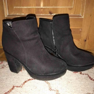  - Sparsamt använda klackskor. Köpta i Skottland. Mockaliknande material, fejk. 