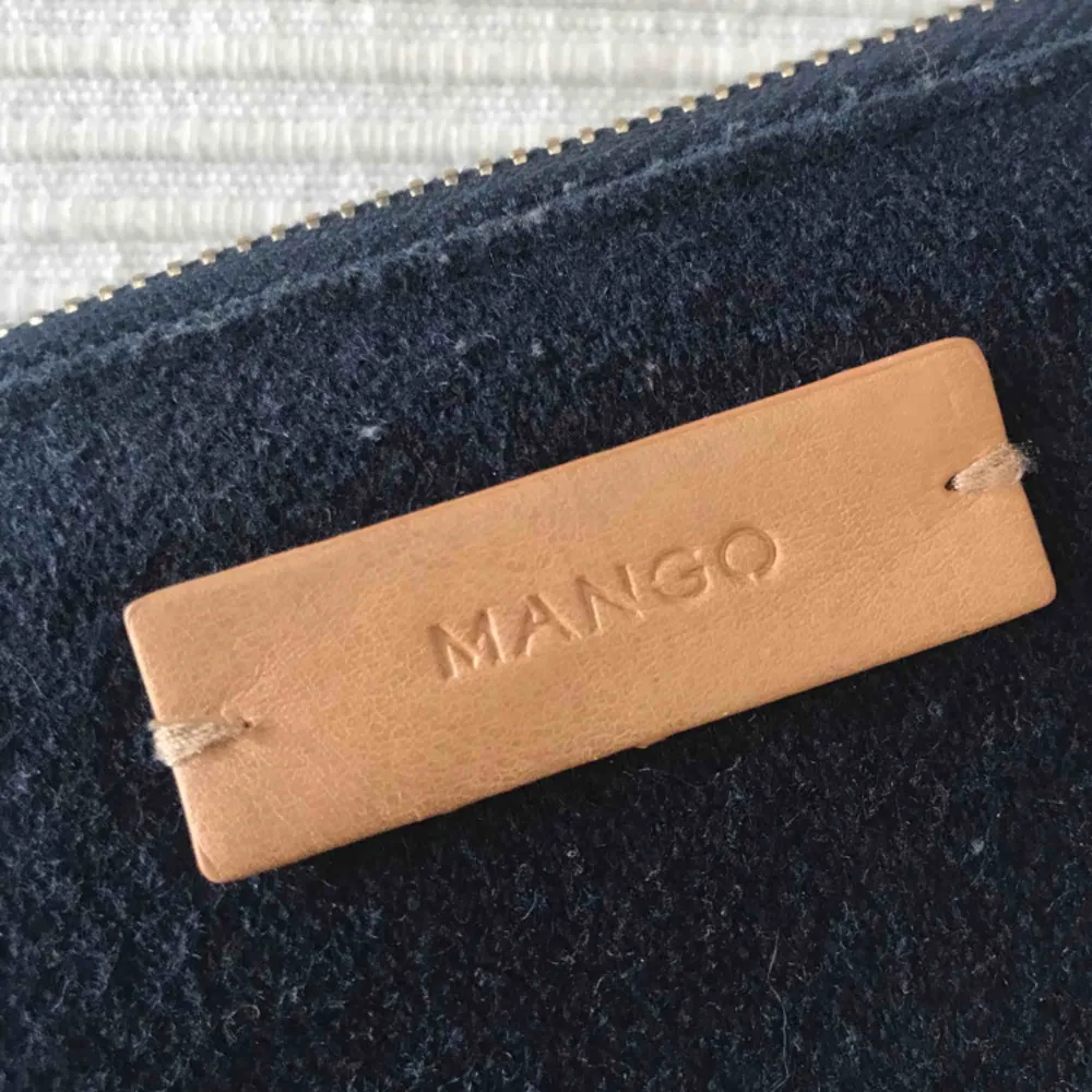 • Större plånbok från Mango •  Mörkblå filt med ljusbruna detaljer, såå fin men kommer inte till användning. Lite noppig men går lätt att plocka bort med fingrarna.   30 kr + frakt. Accessoarer.