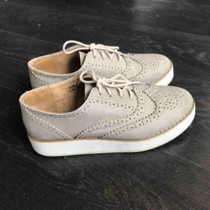  - Snygga vårskor. Sparsamt använda med normalt slitage. Inköpa i London. 