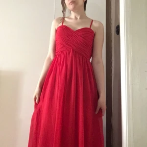  - Röd bal/festklänning. Använd en gång (nypris 600). Möts i Örebro (eller Katrineholm där jag är mes jämna mellanrum) eller skickas men då står köparen för frakt. 