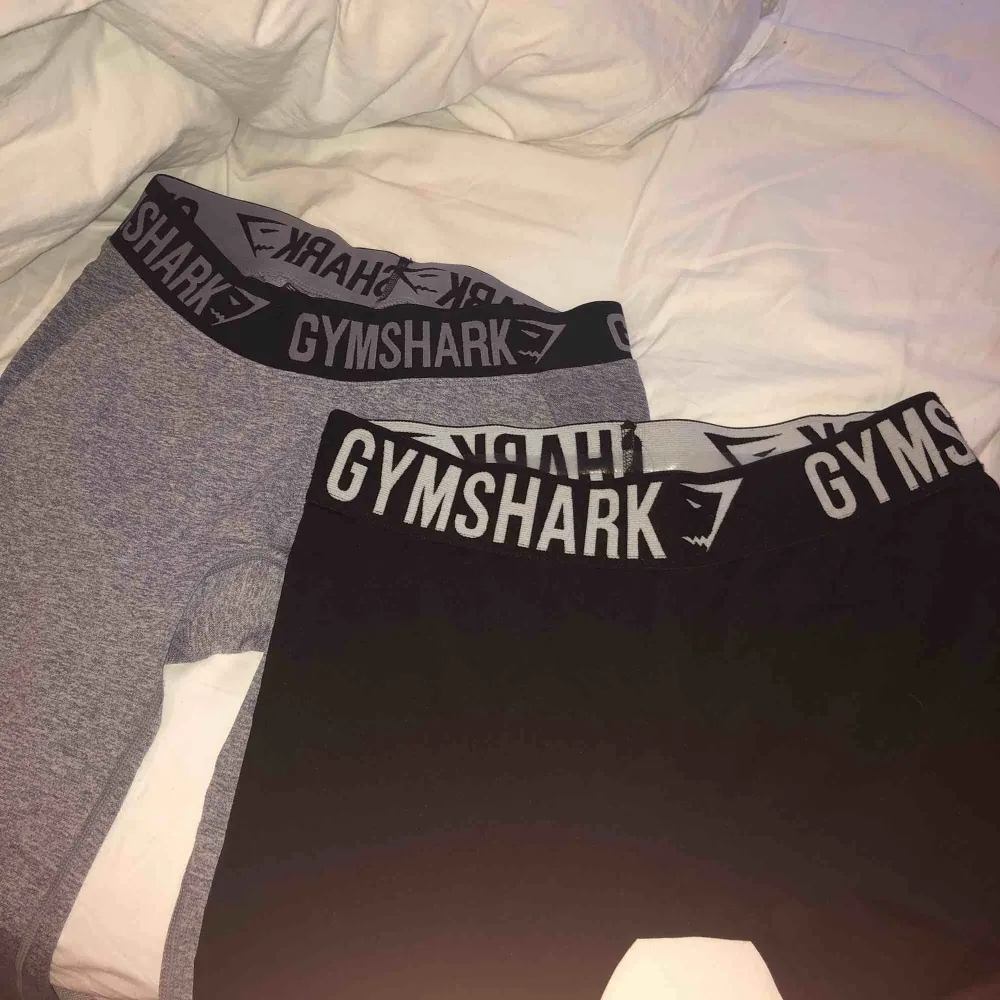 Gymshark tight i storlek S, dem grå är aldrig använda och dem svarta är använda två gånger! Säljer pga fel storlek. Jeans & Byxor.