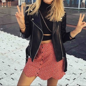  - Säljer en snygg kjol, perfekt inför sommaren! Sparsamt använd! Köpt på Urbanoutfitters!