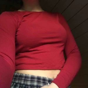  - Fin röd tröja med lite volanger vid slutet av ärmarna och vid magen. Jättefin o nästan helt ny! 35kr plus frakt