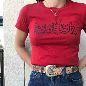  - Cool tröja med snyggt tryck. Fint skick! Frakt tillkommer! Annars möts vi runt söder 💓 