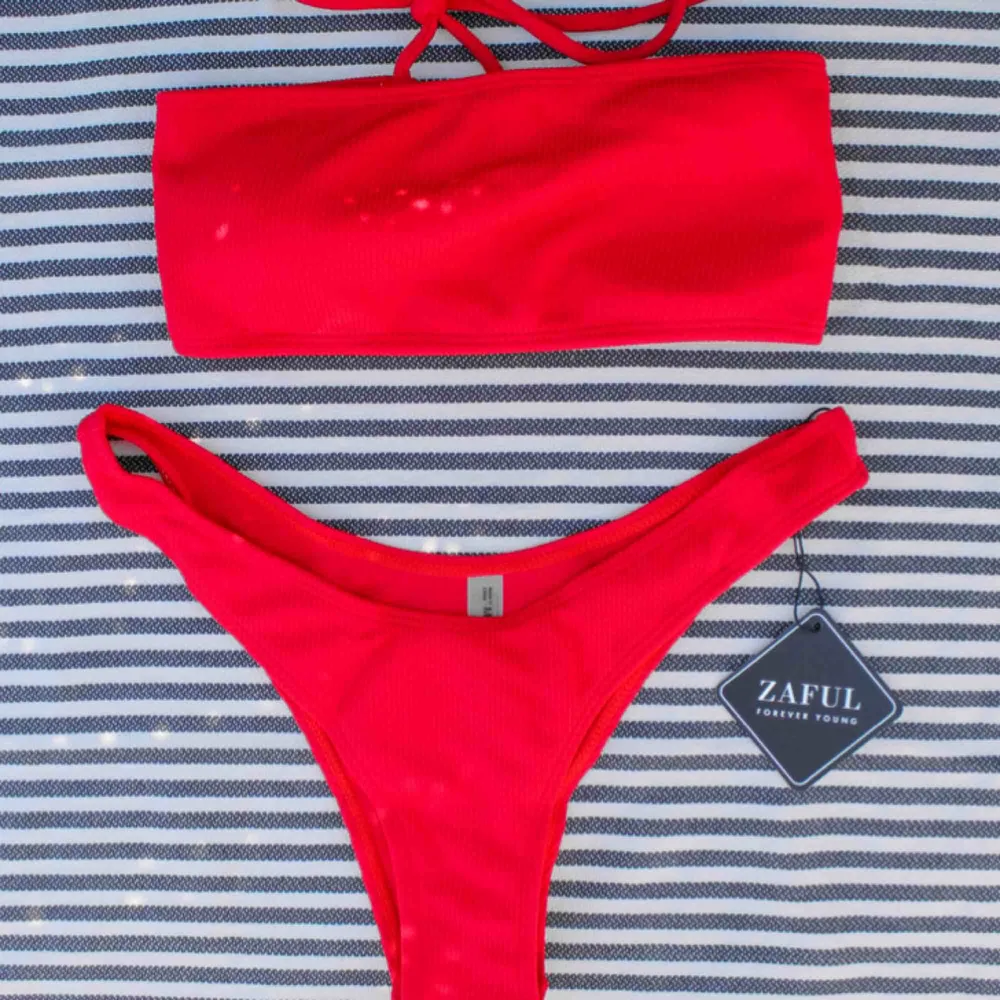Ribbad bikini i röd, fräsig knytning baktill💛 199 + 39kr frakt. Övrigt.