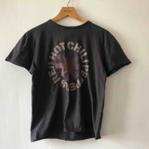  - Red Hot Chili Peppers tee. Large på lappen men sitter som medium. Ganska kort i modellen. 