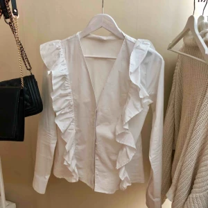  - Jättefin vit blus, passar bra till jobb och till middagar! Använd 1 gång.